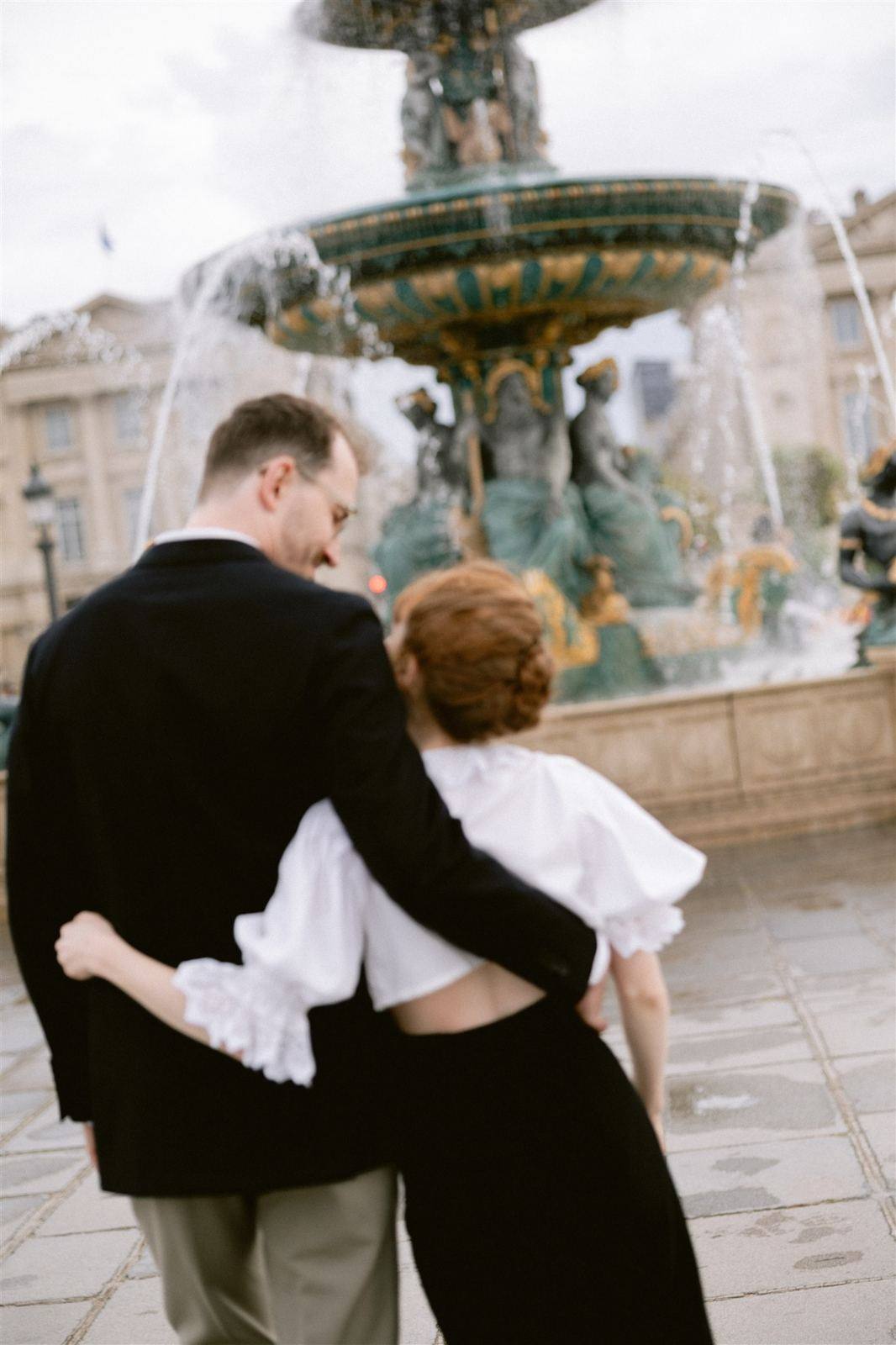 Couple walking toward the Concorde fountain