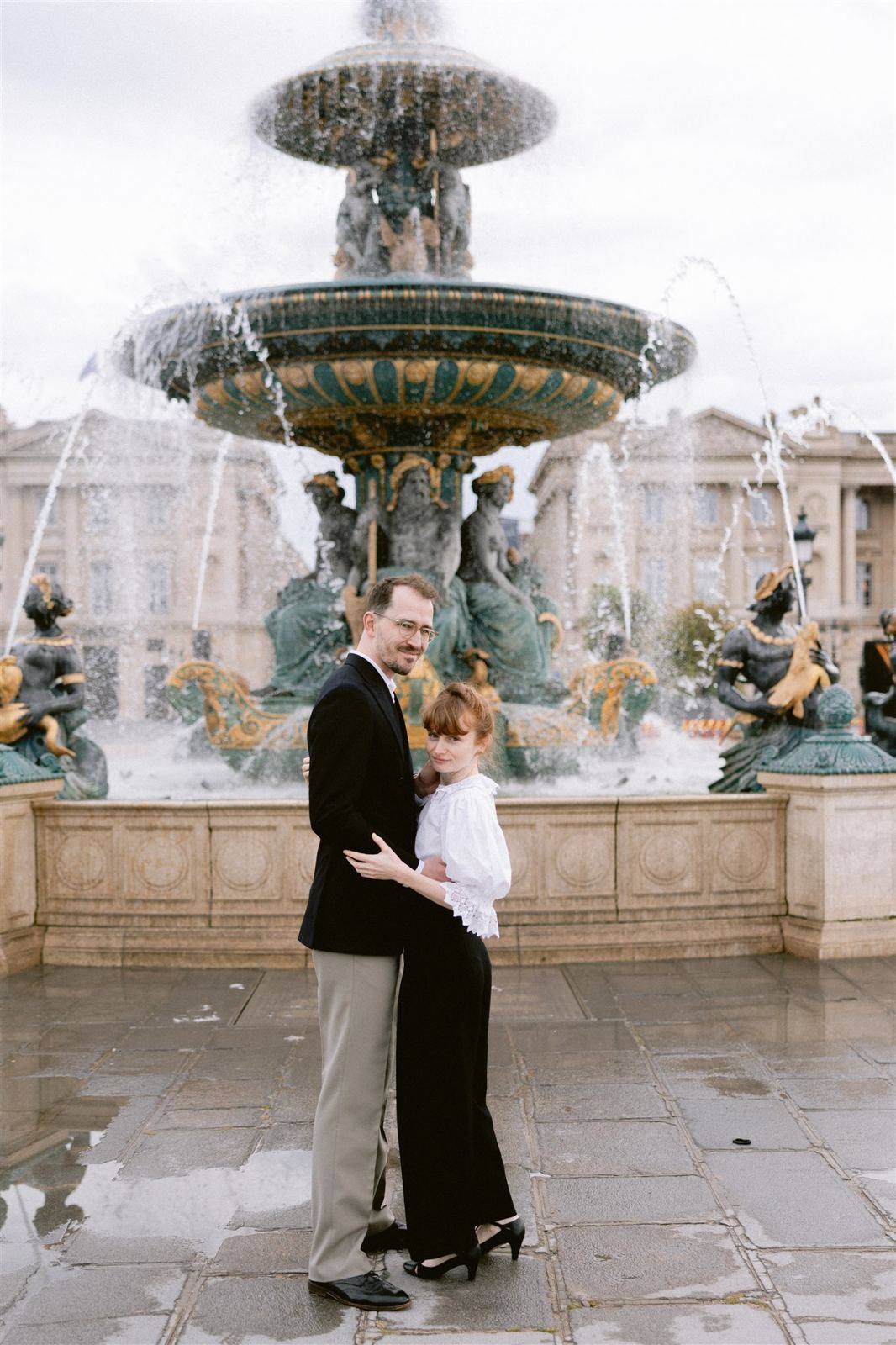 Couple embracing by the fountain, Place de la Concorde