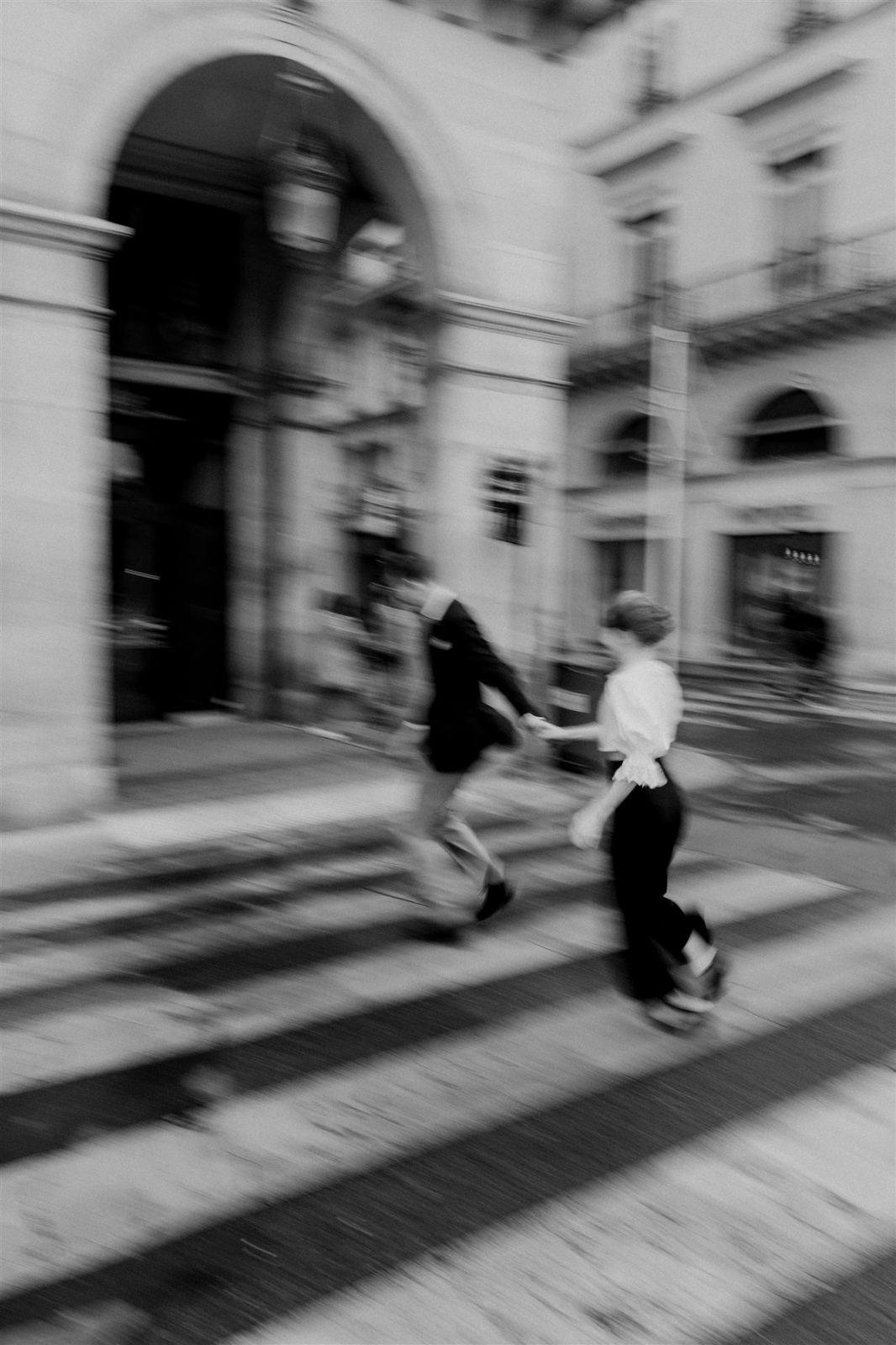 Couple running, motion blur, black and white