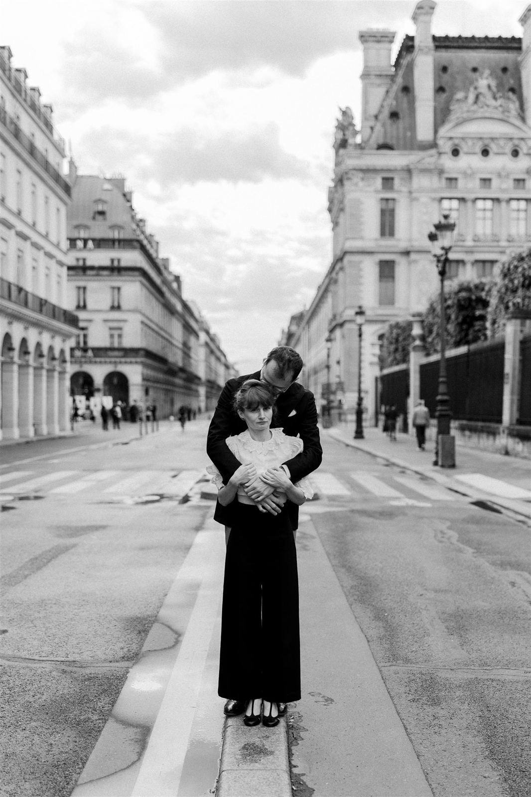 Couple embracing on Rue de Rivoli, black and white