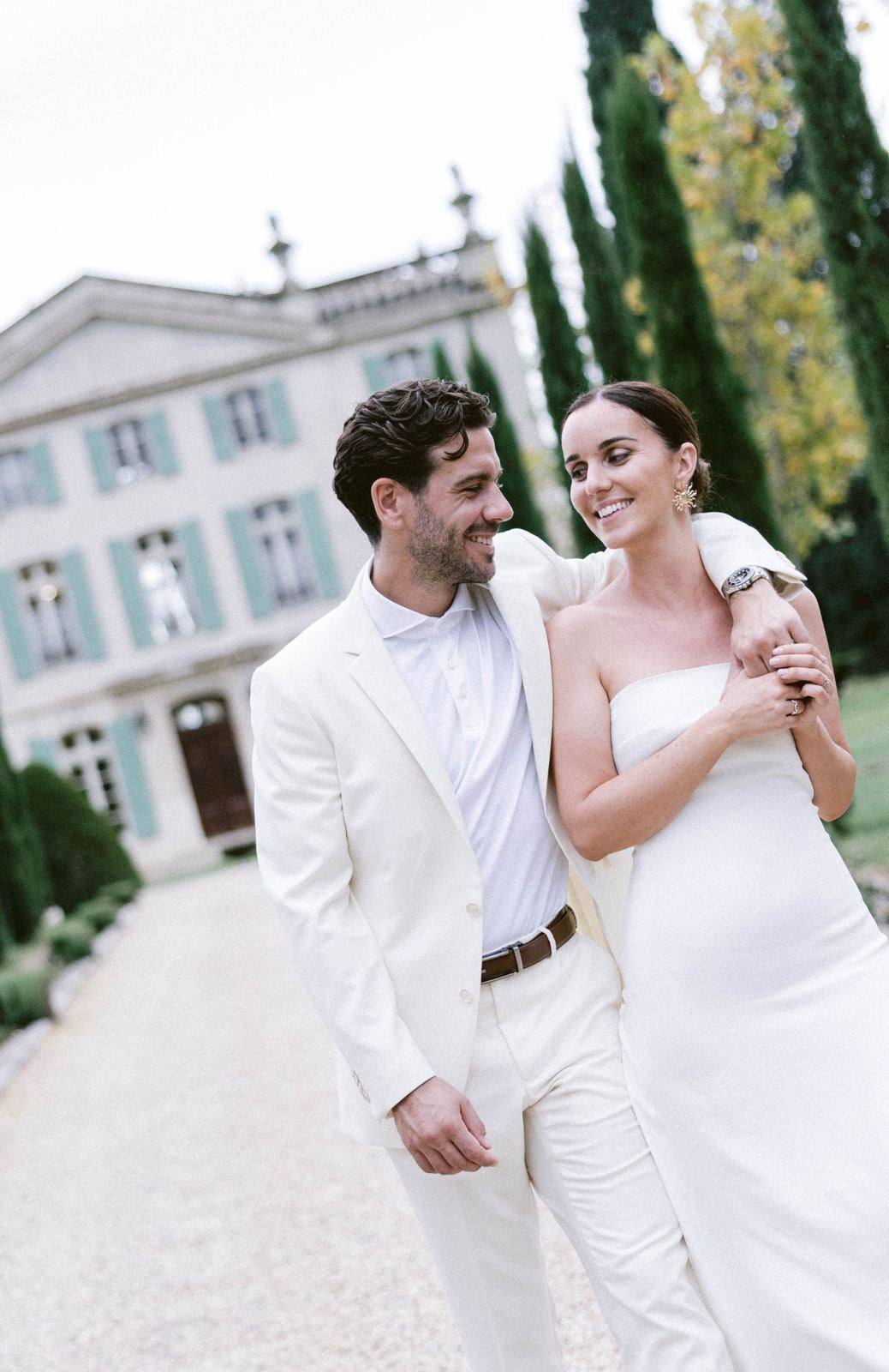 Couple laughing in front of a château