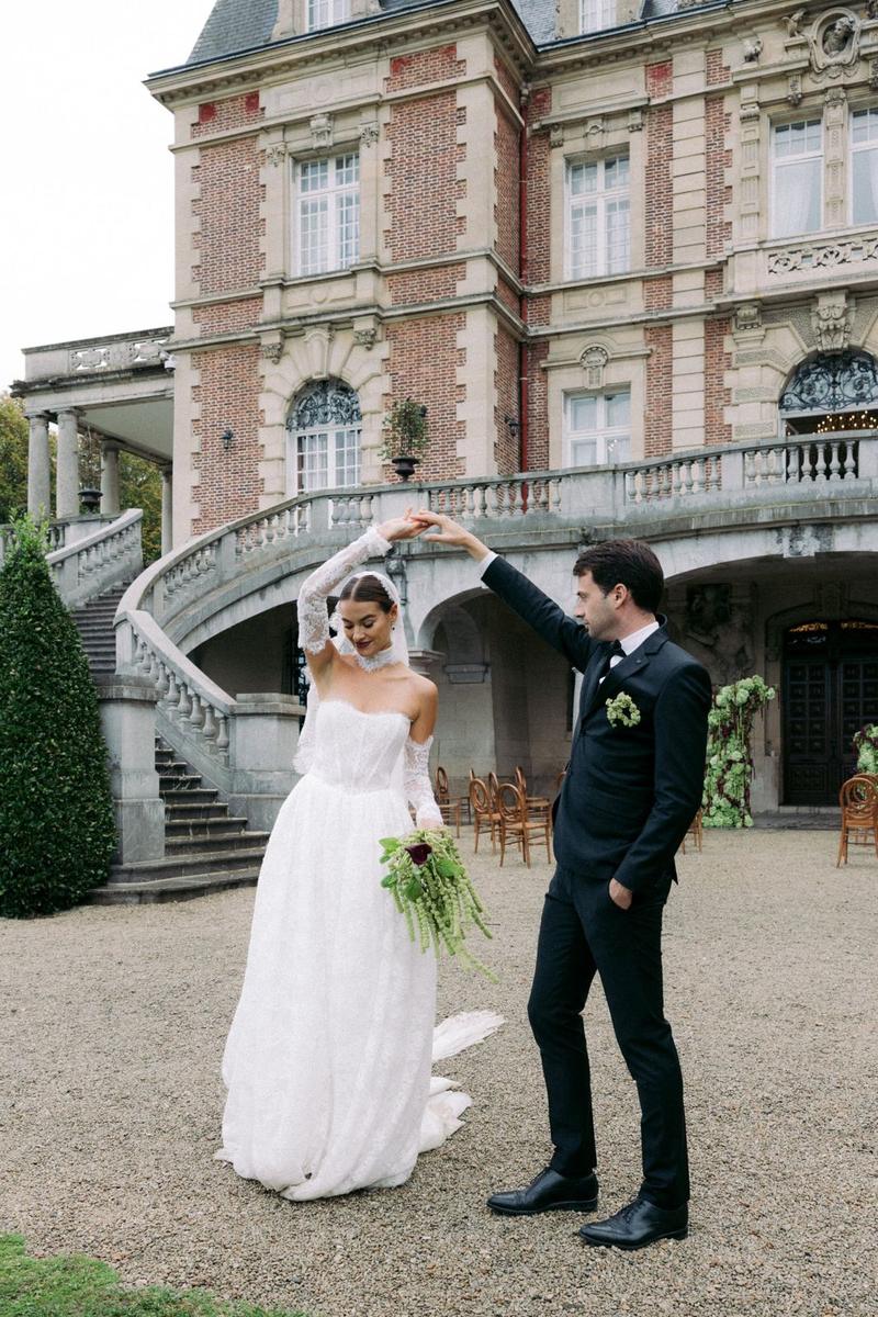 Couple waltzing in front of a château