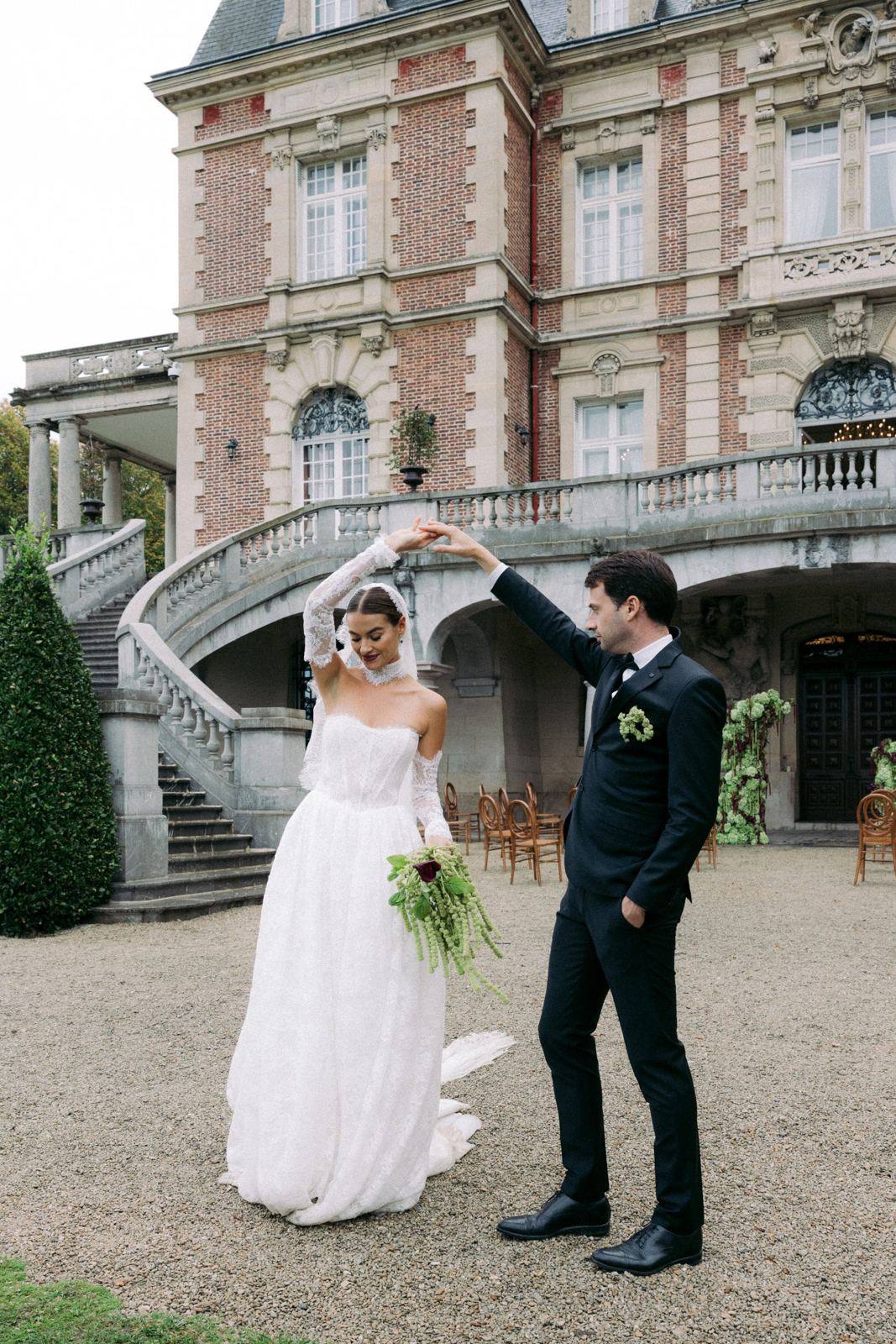 Couple waltzing in front of a château