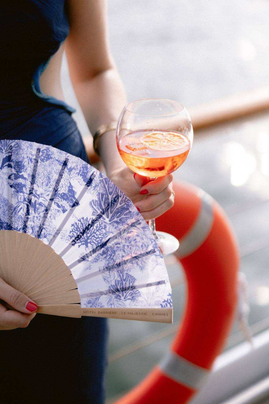 Guest with a fan and a spritz