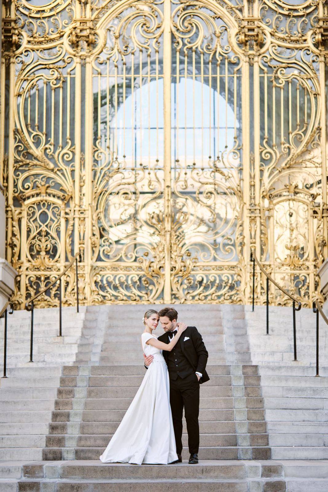 Bride and groom at the gilded gates of the Petit Palais, Paris